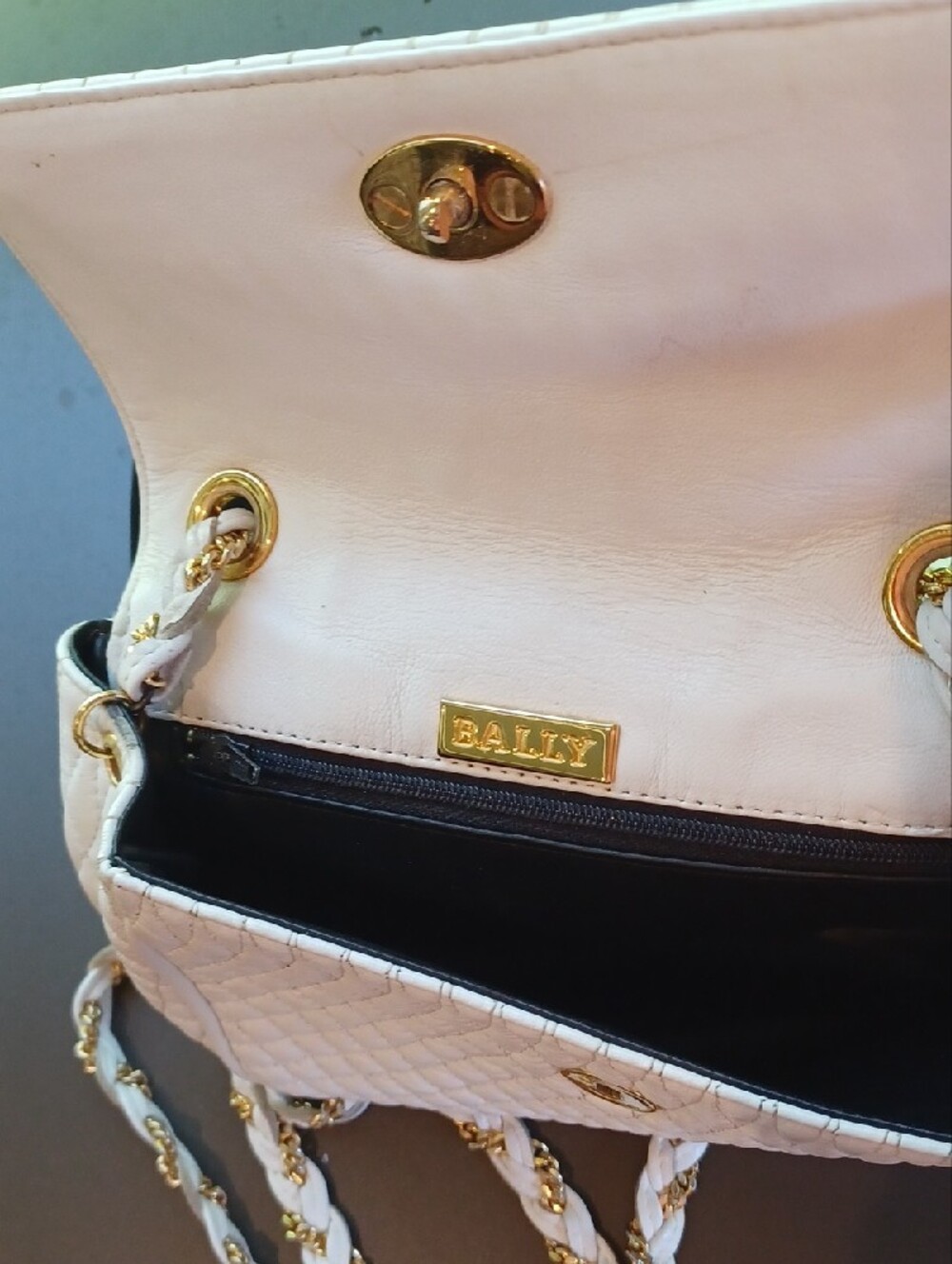 VINTAGE BALLY Quilted Cream Crossbody Bag with Gold Chain Strap - Picture 8 of 8